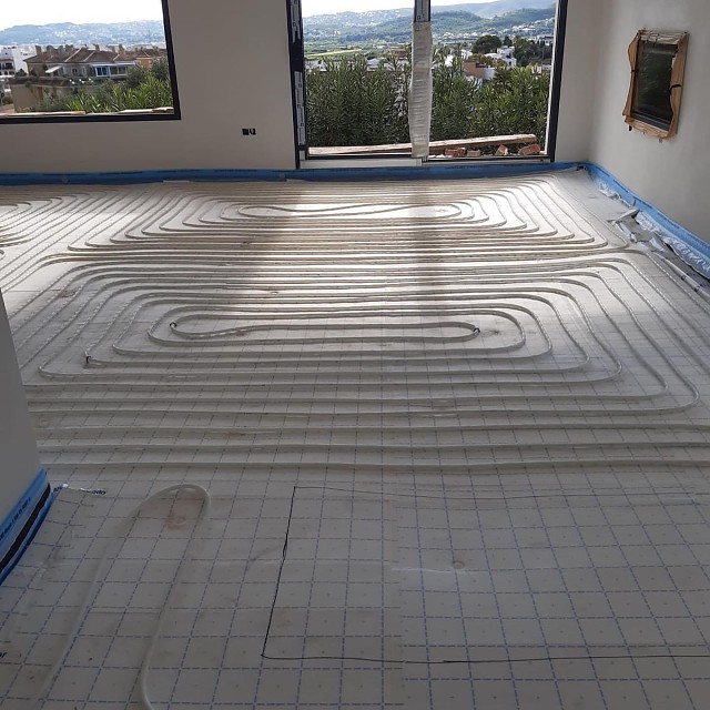 Installation einer UPONOR-Fußbodenheizung in einem neuen Zuhause.