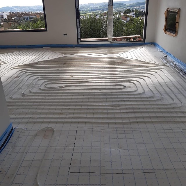 Installation d'un plancher chauffant UPONOR dans une maison neuve.